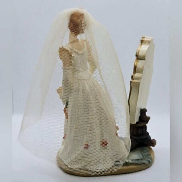 K's Collection Lovely Resin Figurine Showing a Bride Looking In a Mirror - Picture 3 of 6